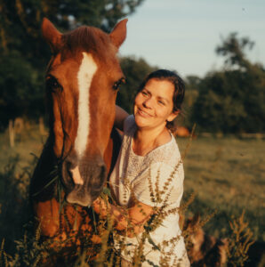 Regards Pluriels Equicoaching - Stéphanie PRIME et cheval alezan